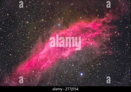Il s'agit de la nébuleuse de Californie, alias NGC 1499, à Persée près de l'étoile Menkib, ou Xi Persei, en bas. Alors que c'est avant tout une nébuleuse d'émission, Ther Banque D'Images