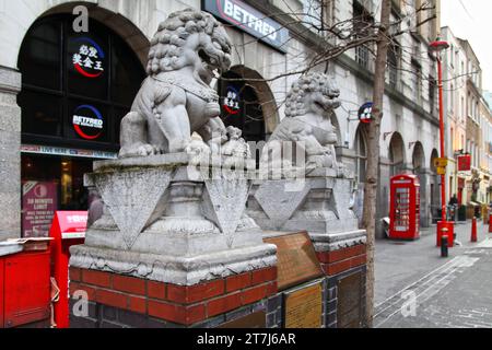 Londres, Angleterre - décembre 21 2012 : couple de lions de pierre au milieu de Gerrard Street, face à Macclesfield Street. Cet endroit connu sous le nom de Chinatown i. Banque D'Images