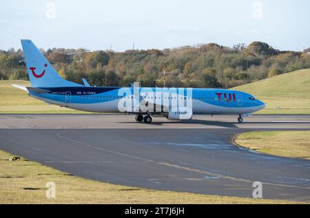 TUI Boeing 737-8K5 à Birmingham Airport, Royaume-Uni (G-TAWS) Banque D'Images