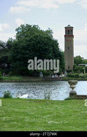 Londres, Angleterre - Mai 19 2007 : les gens marchent autour du château d'eau près de l'étang dans Kew Gardens à Londres. Banque D'Images