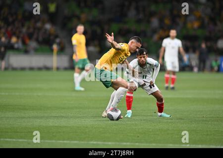 MELBOURNE, AUSTRALIE 16 novembre 2023. Photo : le défenseur australien Lewis Miller (20) (à gauche) affronte l’attaquant bangladais Foysal Ahmed Fahim (11) (à droite) lors de la coupe du monde FIFA 2026 AFC Asian Qualifiers R1 Australie contre Bangladesh au stade rectangulaire de Melbourne. Crédit : Karl Phillipson/Alamy Live News Banque D'Images