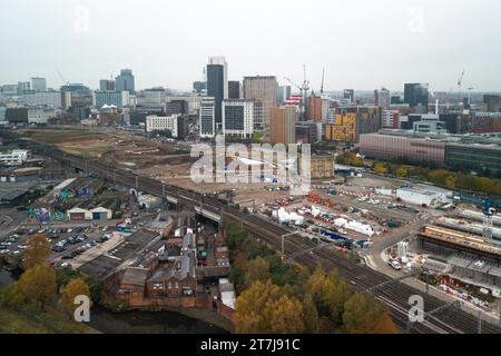 Curzon Street, Birmingham, le 16 novembre 2023 - les travaux se poursuivent sur HS2 à Birmingham alors que le terminus de Curzon Street est construit. Un rapport récent a accusé HS2 de surestimating le coût de sa jambe Birmingham par le gouvernement. Le ministre des chemins de fer, Huw Merriman, a affirmé que les estimations d'un dépassement de 8 millions de livres de Birmingham à Londres étaient incorrectes. Crédit : Arrêter Press Media/Alamy Live News Banque D'Images