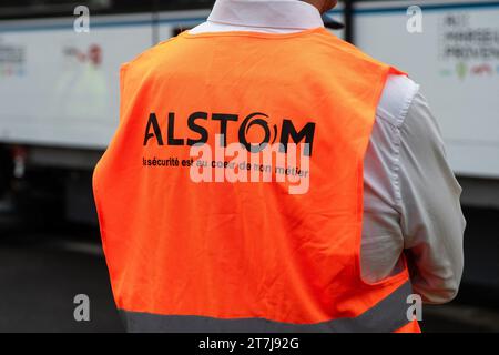 La photo du dossier datée du 28 juillet 2023 montre un homme dos à ALSTOM portant un gilet orange à Marseille, France le . Mercredi 15 novembre, le Groupe a annoncé un résultat net de seulement 1 millions d’euros pour le premier semestre de son nouvel exercice (avril 2023 à mars 2024). La direction a annoncé deux changements majeurs. Tout d'abord, à l'issue de l'Assemblée générale de juillet 2024, Philippe Petitcolin, ancien Directeur général de Safran, deviendra Président et Henri Poupart-Lafarge, Directeur général. Le deuxième changement est une stratégie de réduction des coûts pour redresser le bilan qui se produira Banque D'Images