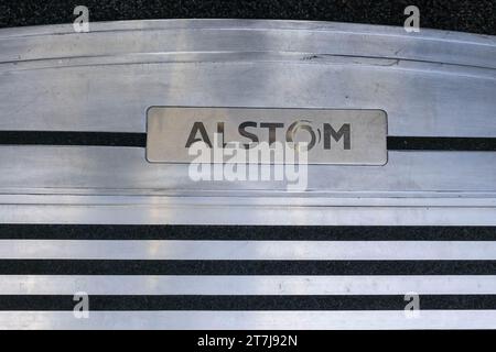 Photo de dossier datée du 18 juin 2020 du logo d'Alstom. Mercredi 15 novembre, le Groupe a annoncé un résultat net de seulement 1 millions d’euros pour le premier semestre de son nouvel exercice (avril 2023 à mars 2024). La direction a annoncé deux changements majeurs. Tout d'abord, à l'issue de l'Assemblée générale de juillet 2024, Philippe Petitcolin, ancien Directeur général de Safran, deviendra Président et Henri Poupart-Lafarge, Directeur général. Le deuxième changement est une stratégie de réduction des coûts pour redresser le bilan qui verra la suppression de 1 500 emplois équivalents temps plein «ou 10 % des ventes a» Banque D'Images