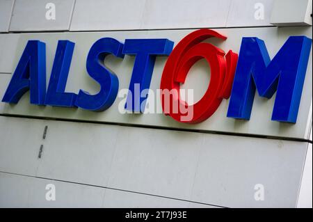 La photo de dossier datée du 28 avril 2014 montre le siège du groupe d'ingénierie français Alstom à Levallois-Perret, près de Paris, France. Mercredi 15 novembre, le Groupe a annoncé un résultat net de seulement 1 millions d’euros pour le premier semestre de son nouvel exercice (avril 2023 à mars 2024). La direction a annoncé deux changements majeurs. Tout d'abord, à l'issue de l'Assemblée générale de juillet 2024, Philippe Petitcolin, ancien Directeur général de Safran, deviendra Président et Henri Poupart-Lafarge, Directeur général. Le deuxième changement est une stratégie de réduction des coûts pour tourner autour du bilan que wi Banque D'Images