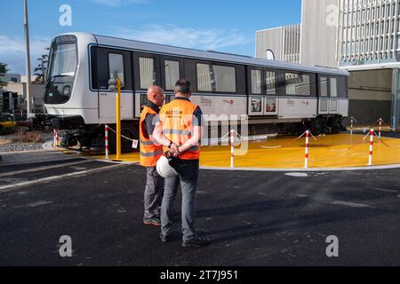 La photo du dossier datée du 28 juillet 2023 montre la première voiture fabriquée par Alstom et conçue par Ora Ito des futurs métros de Marseille à Marseille, en France. Mercredi 15 novembre, le Groupe a annoncé un résultat net de seulement 1 millions d’euros pour le premier semestre de son nouvel exercice (avril 2023 à mars 2024). La direction a annoncé deux changements majeurs. Tout d'abord, à l'issue de l'Assemblée générale de juillet 2024, Philippe Petitcolin, ancien Directeur général de Safran, deviendra Président et Henri Poupart-Lafarge, Directeur général. Le deuxième changement est une stratégie de réduction des coûts pour tourner aro Banque D'Images
