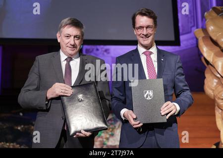 Wuppertal, Allemagne. 16 novembre 2023. Hendrik Wüst (r, CDU), ministre-président de la Rhénanie du Nord-Westphalie, et Jan jambon, ministre-président flamand, après avoir signé une déclaration d'intention pour la coopération dans l'économie circulaire lors du Forum de la vallée circulaire dans la mairie historique de Wuppertal. Crédit : David Young/dpa/Alamy Live News Banque D'Images