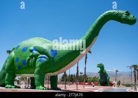 Palm Springs, Californie - 12 mai 2023 : deux statues vertes géantes de dinosaures à Cabazon, Californie Banque D'Images