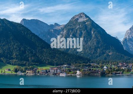 Village alpin Pertisau sur le lac Achensee, Tyrol, Autriche Banque D'Images