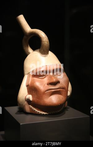 Vaisseau sous la forme d'un prêtre ou d'un seigneur. Culture moche. 200-700. Argile cuite peinte. Pérou antique. British Museum. Londres. GBR Banque D'Images