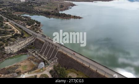 Barrage gravitaire pour l'irrigation et le confinement de l'eau et les canaux de secours à Bellus, dans la province de Valence, Espagne. Concept de génie civil Banque D'Images