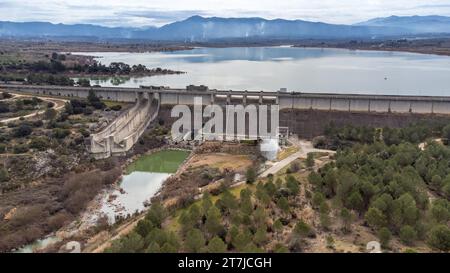 Vue de face d'un barrage gravitaire pour l'irrigation et le confinement de l'eau et du canal de secours à Bellus, dans la province de Valence, Espagne. Civil engineeri Banque D'Images