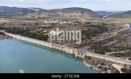 Vue arrière du barrage de Bellus dédié à contenir l'eau pour l'irrigation et contre d'éventuelles inondations et en arrière-plan la ville de Bellus entre Banque D'Images