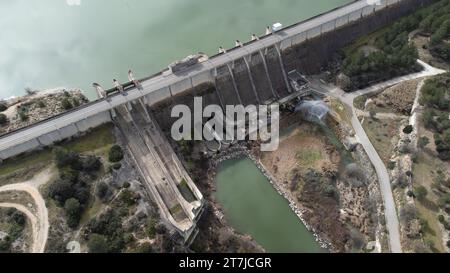 Vue drone du barrage gravitaire pour l’irrigation et le confinement de l’eau à Bellus, dans la province de Valence, Espagne Banque D'Images