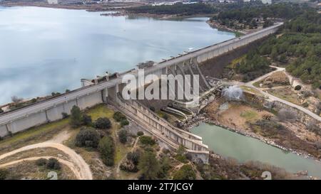 Vue drone du barrage gravitaire pour l'irrigation et le confinement de l'eau et lac réservoir à Bellus, dans la province de Valence, Espagne. Génie civil Banque D'Images