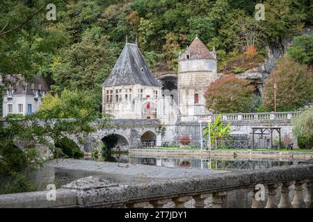 Brantôme vu de l'autre côté de la Dronne , une rivière longue de 201 kilomètres (125 mi) dans le sud-ouest de la France Banque D'Images