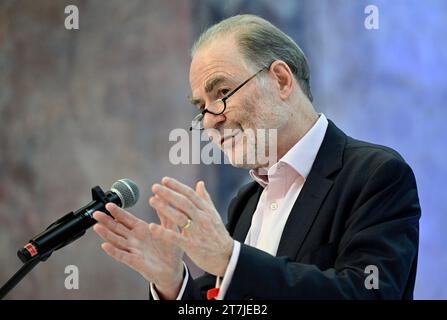 Prague, République tchèque. 16 novembre 2023. Timothy Garton Ash, professeur à l'Université d'Oxford, prend la parole lors de la Conférence annuelle Aspen 2023 sur les valeurs : une nouvelle tendance de l'ère numérique?, évaluant les développements politiques, économiques et sociaux en Tchéquie et en Europe centrale, Prague, République tchèque, 16 novembre 2023. Crédit : Katerina Sulova/CTK photo/Alamy Live News Banque D'Images