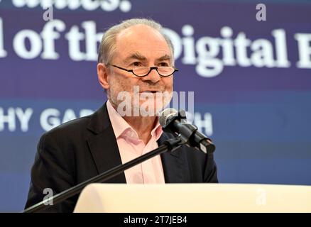 Prague, République tchèque. 16 novembre 2023. Timothy Garton Ash, professeur à l'Université d'Oxford, prend la parole lors de la Conférence annuelle Aspen 2023 sur les valeurs : une nouvelle tendance de l'ère numérique?, évaluant les développements politiques, économiques et sociaux en Tchéquie et en Europe centrale, Prague, République tchèque, 16 novembre 2023. Crédit : Katerina Sulova/CTK photo/Alamy Live News Banque D'Images