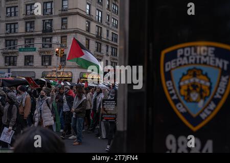 Manhattan, États-Unis. 15 novembre 2023. Un manifestant brandit une pancarte qui dit "Arrêtez de financer le génocide, cessez-le-feu maintenant, libérez la Palestine" pendant la manifestation. Les étudiants de l'Université Columbia organisent une manifestation contre la suspension par l'administration de deux groupes d'étudiants pro-palestiniens, SJP et JVP. Crédit : SOPA Images Limited/Alamy Live News Banque D'Images