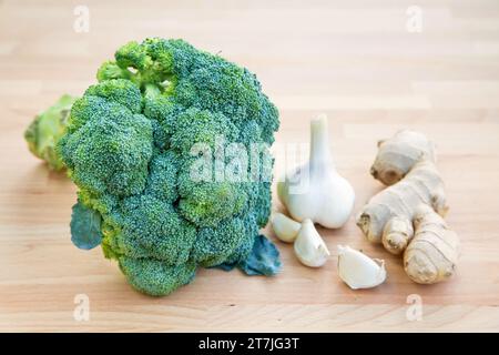 Brocoli à l'ail et au gingembre sur la table en bois nature morte Banque D'Images