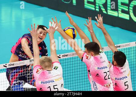 Modène, Italie. 15 novembre 2023. Attaque de Tommaso Rinaldi (Modena volley) lors du Valsa Group Modena vs Pallavolo Padova, Volleyball Italian Serie A Men Superleague Match à Modène, Italie, novembre 15 2023 crédit : Agence photo indépendante/Alamy Live News Banque D'Images