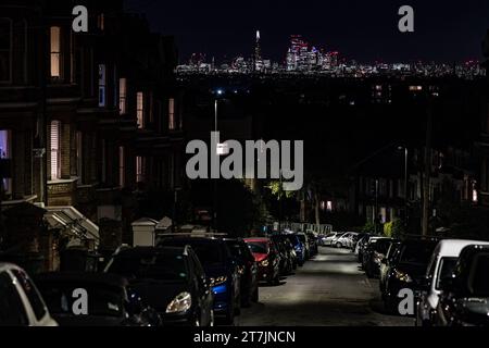 Centre de Londres vu la nuit depuis une rue sur la colline de Crystal Palace, au sud de Londres Banque D'Images