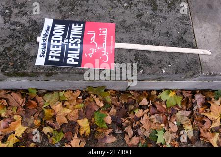 Royal Artillery Memorial, Hyde Park Corner, Londres, Royaume-Uni. 16 novembre 2023. Les Palestiniens pro ont grimpé sur le Royal Artillery Memorial pendant les manifestations. Crédit : Matthew Chattle/Alamy Live News Banque D'Images