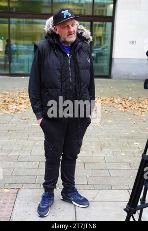 Simon Parry au Westminster Magistrates' court, Londres, après avoir été condamné à une peine de prison de 10 semaines, avec sursis pendant 18 mois et a rendu une ordonnance restrictive pour avoir traqué Sir Gavin Williamson. Parry, sans adresse fixe, a été reconnu coupable d'un chef d'accusation de harcèlement criminel après avoir suivi sir Gavin à deux reprises à l'extérieur de la Chambre des communes, le 24 mai et le 14 juin de cette année. Date de la photo : jeudi 16 novembre 2023. Banque D'Images