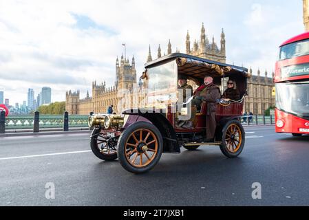 1904 Renault voiture ancienne participant à la course de voitures vétérans de Londres à Brighton, événement automobile vintage en passant par Westminster, Londres, Royaume-Uni Banque D'Images