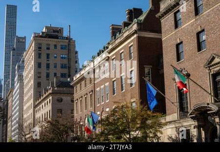 Élégants bâtiments en briques de style fédéral, Line Park Avenue sur le côté supérieur de Wast, 2023, New York City, États-Unis Banque D'Images