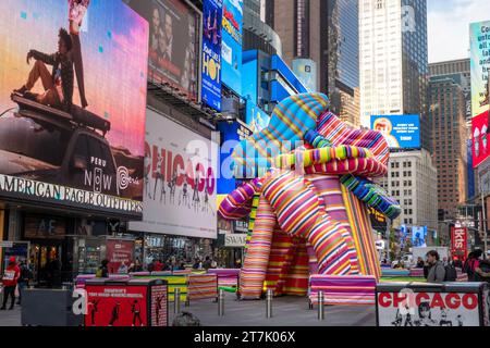 La sculpture des rêves est une pièce d'art publique à Times Square , novembre 2023, NYC, USA Banque D'Images