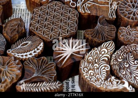 Pune, Maharashtra, Inde 03 novembre 2023 : impression en bloc pour le textile en Inde. Bloc impression processus traditionnel, timbres en bois henné, traditionnel Banque D'Images