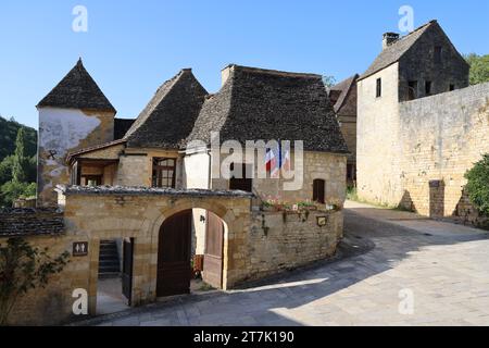 Saint-Amand-de-Coly (Coly-Saint-Amand) en Périgord Noir est classé parmi les plus beaux villages de France. Histoire, Abbaye, église fortifiée, a Banque D'Images