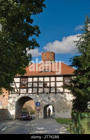 Porte Marchijska et tour du château des Chevaliers de Saint-Jean de Jérusalem à Łagów, Voïvodie de Lubuskie, Pologne Banque D'Images