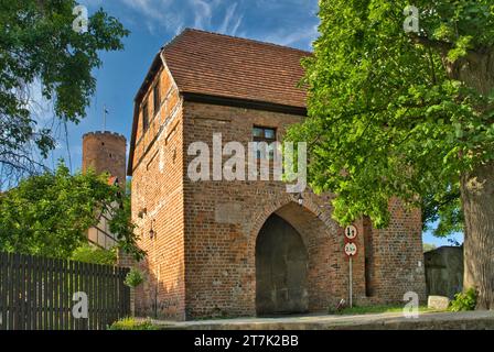 Porte Polska et tour du château des Chevaliers de Saint-Jean de Jérusalem à Łagów, voïvodie de Lubuskie, Pologne Banque D'Images