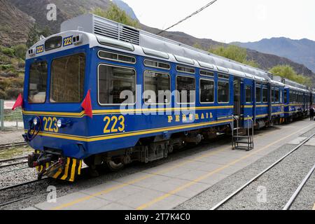 Train numéro 223 de Peruirail, le train pour Machu Picchu à la gare d'Ollantaytambo, Ollantaytambo, Pérou, le 5 octobre 2023. Banque D'Images