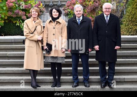 Bonn, Allemagne. 16 novembre 2023. Le président fédéral Frank-Walter Steinmeier (à droite) et son épouse Elke Büdenbender (à gauche) et le président finlandais Sauli Niinistö (2e à partir de la droite) et son épouse Jenni Haukio (2e à partir de la gauche) se tiennent sur l'escalier menant au château de Drachenburg. Le président finlandais Sauli Niinistö a visité Drachenfels lors de sa visite d'État en Allemagne. Crédit : Federico Gambarini/dpa/Alamy Live News Banque D'Images