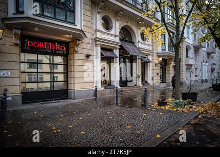 Berlin das ehemalige 5-Sterne-Hotel Brandenburger Hof, danach Dormero in der Eislebener Straße unweit Kurfürstendamm wird zur Zeit als Flüchtlingsunterkunft genutzt - 16.11.2023 Berlin *** Berlin l'ancien hôtel 5 étoiles Brandenburger Hof, Dormero dans Eislebener Strasse non loin de Kurfürstendamm est actuellement utilisé comme logement de réfugiés 16 11 2023 Berlin Credit : Imago/Alamy Live News Banque D'Images