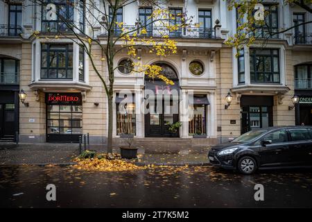 Berlin das ehemalige 5-Sterne-Hotel Brandenburger Hof, danach Dormero in der Eislebener Straße unweit Kurfürstendamm wird zur Zeit als Flüchtlingsunterkunft genutzt - 16.11.2023 Berlin *** Berlin l'ancien hôtel 5 étoiles Brandenburger Hof, Dormero dans Eislebener Strasse non loin de Kurfürstendamm est actuellement utilisé comme logement de réfugiés 16 11 2023 Berlin Credit : Imago/Alamy Live News Banque D'Images