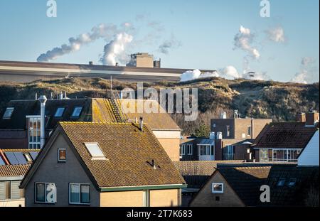 Vue du village hollandais de Wijk aan Zee et de l'industrie lourde en arrière-plan Banque D'Images