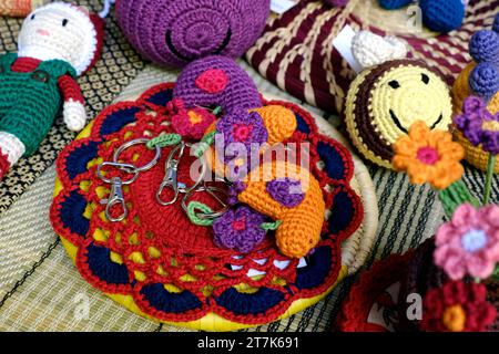 Art de la laine dans l'artisanat, multicolore tricoté fait à la main jouets pour enfants. Banque D'Images