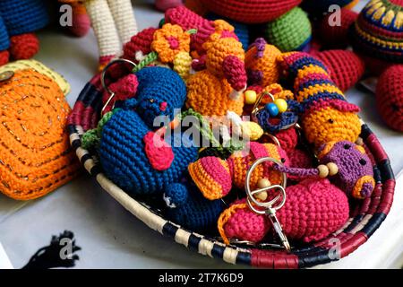 Art de la laine dans l'artisanat, multicolore tricoté fait à la main jouets pour enfants. Banque D'Images
