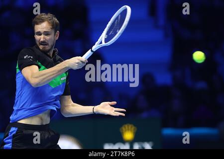 Torino, Italie. 15 novembre 2023. Daniil Medvedev, de Russie, en action lors du match en simple entre Daniil Medvedev, de Russie, et Alexander Zverev, d'Allemagne, le quatrième jour de la finale du Nitto ATP World Tour. Crédit : Marco Canoniero/Alamy Live News Banque D'Images