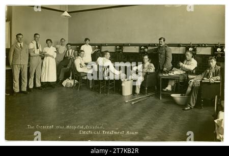 Original WW1 ère carte postale de soldats blessés récupérant ou étant traités éventuellement pour choc obus avec électrothérapie à la salle de traitement électrique, Crescent War Hospital, Croydon, Londres, soldat de la première Guerre mondiale soldats de la première Guerre mondiale. Circa 1917. ROYAUME-UNI Banque D'Images