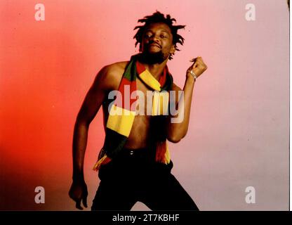 Portrait publicitaire en studio du chanteur sud-africain de Roots Reggae Lucky Dube, Yeoville, Gauteng Johannesburg, 1987. De la collection - musiciens sud-africains des années 1980 - Archives photographiques Don Minnaar Banque D'Images