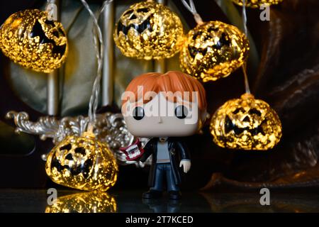 Funko Pop figurine d'action de Ron Weasley avec hurleur du film Harry Potter et la Chambre des secrets. Lumières de citrouille Halloween, palais sombre, magie. Banque D'Images