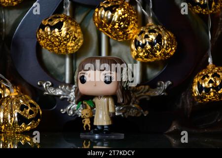 Funko Pop figurine d'action de Hermione Granger avec mandrin du film Harry Potter. Lumières de citrouille Halloween, palais sombre, magie, saison effrayante. Banque D'Images