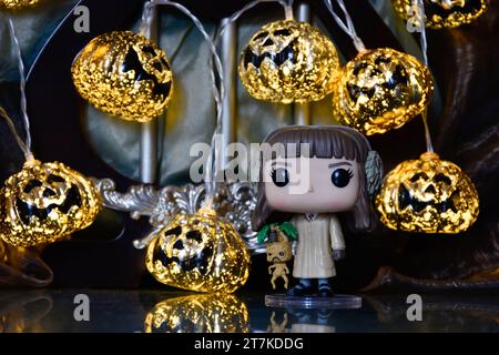 Funko Pop figurine d'action de Hermione Granger avec mandrin du film Harry Potter. Lumières de citrouille Halloween, palais sombre, magie, saison effrayante. Banque D'Images