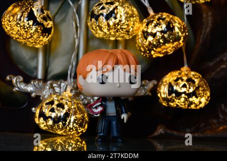 Funko Pop figurine d'action de Ron Weasley avec hurleur du film Harry Potter et la Chambre des secrets. Lumières de citrouille Halloween, palais sombre, magie. Banque D'Images