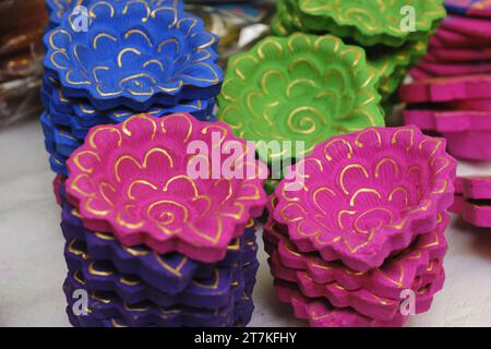 03 novembre 2023, Pune, Inde, un potier applique de la couleur sur des pots d'huile de faïence ou des diyas dans un atelier, avant le prochain festival Diwali, Banque D'Images